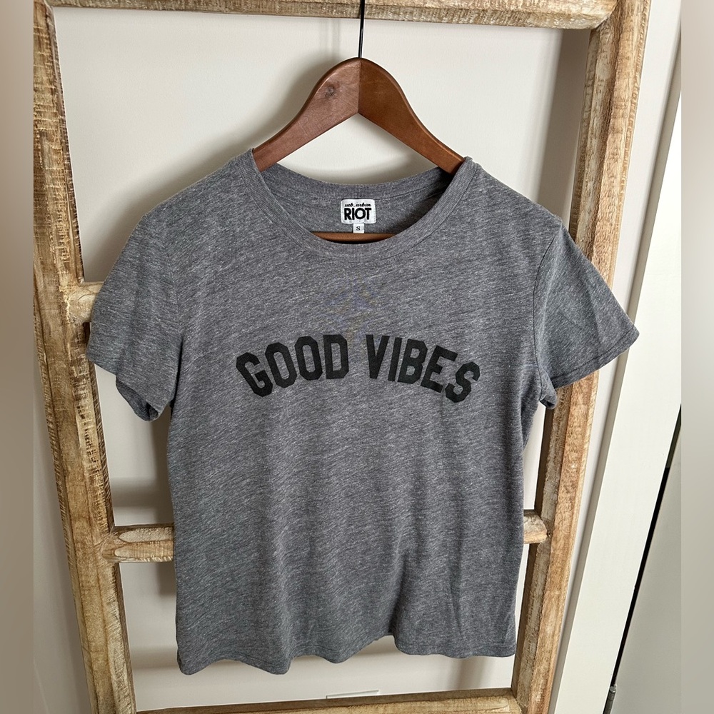 Sub_urban Riot Good Vibes Graphic Tee Size Small